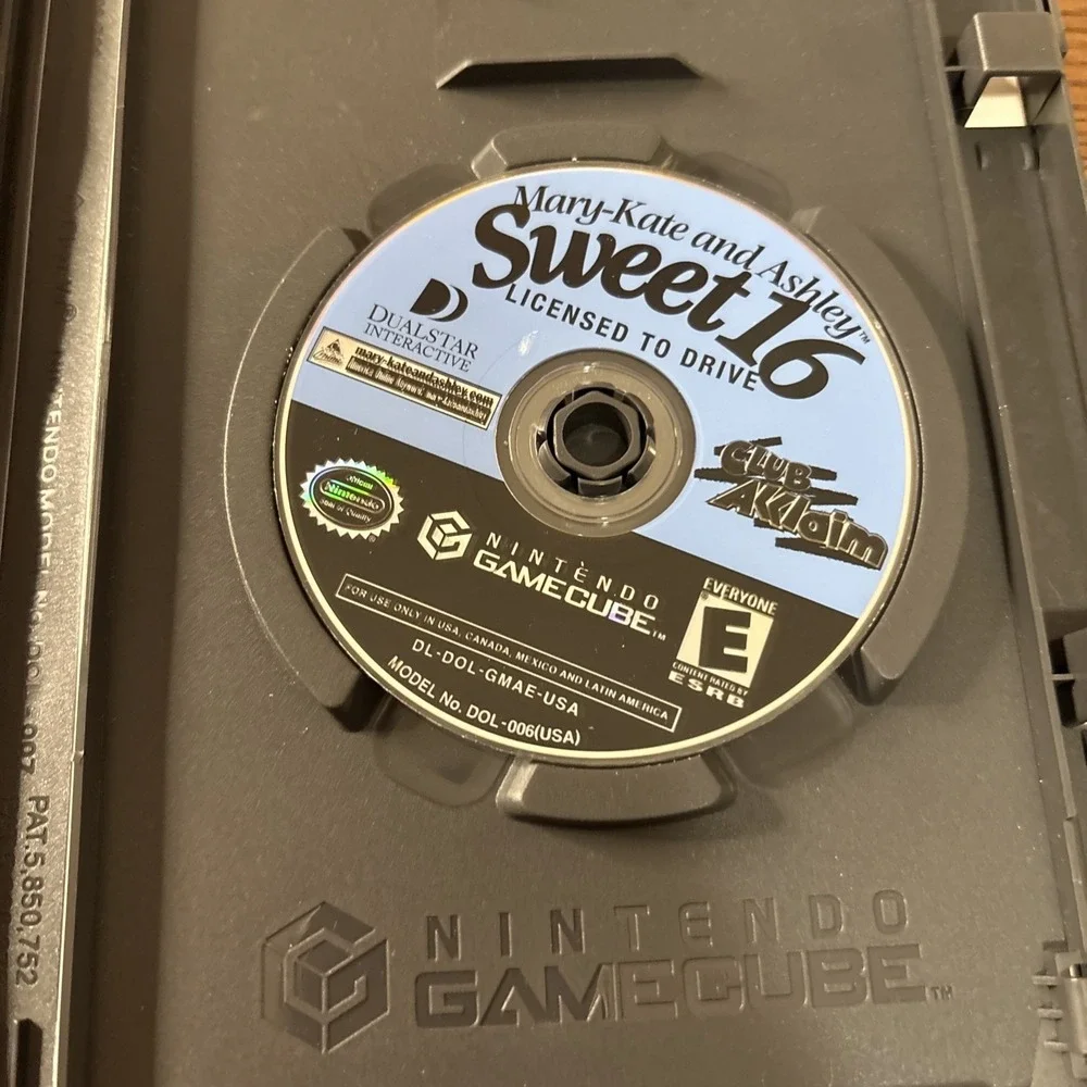 Nintendo Mary-Kate and Ashley Sweet 16 GameCube Game Good Olsen Twins Mini Games